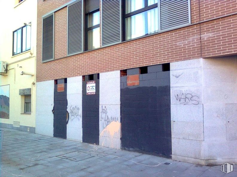 Local en alquiler en Calle Antonio Cañadas, Guadalajara, 19001 con ventana, edificio, azul, albañilería, superficie de carretera, accesorio, madera, ladrillo, rectángulo y diseño urbano alrededor