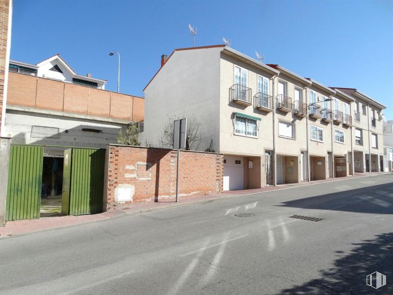 Suelo en venta en Casco urbano, Arganda del Rey, Madrid, 28500 con casa, cielo, edificio, ventana, luz de la calle, asfalto, diseño urbano, superficie de la carretera, pared y zona residencial alrededor