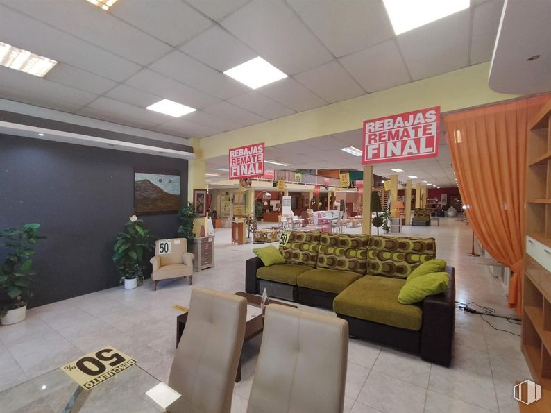 Nave en alquiler y venta en Avenida San Pablo, 31, Coslada, Madrid, 28823 con sofá, planta de interior, silla, alumbrado, mueble, planta, suelos, maceta, cortina y techo alrededor