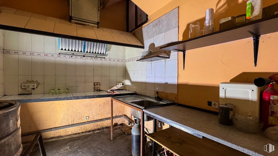 Retail for sale at Calle Venta, Collado Villalba, Madrid, 28400 with lighting, kitchen, room, countertop, kitchen stove, major appliance, plumbing, kitchen appliance, cabinetry and gas stove around