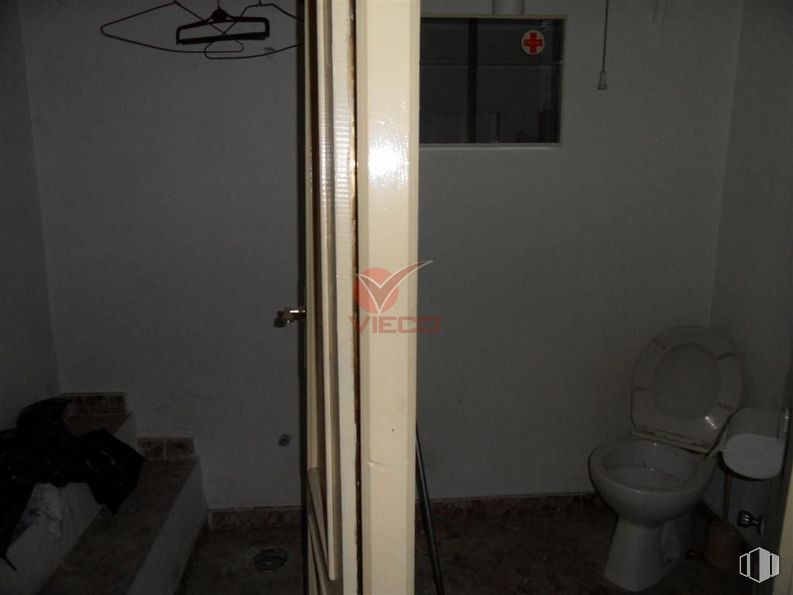 Retail for sale & for rent at Calle Hermanos Becerril, Cuenca, 16004 with toilet, toilet seat, building, bathroom, fixture, plumbing fixture, wood, floor, door and gas around