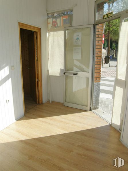 Retail for rent at Centro urbano, Manzanares el Real, Madrid, 28410 with door, fixture, wood, flooring, floor, home door, handle, hardwood, automotive exterior and building material around