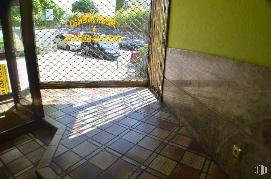 Retail for rent at Zona El Burgo, Las Rozas de Madrid, Madrid, 28230 with mirror, tire, wheel, property, plant, car, vehicle, shade, automotive lighting and house around