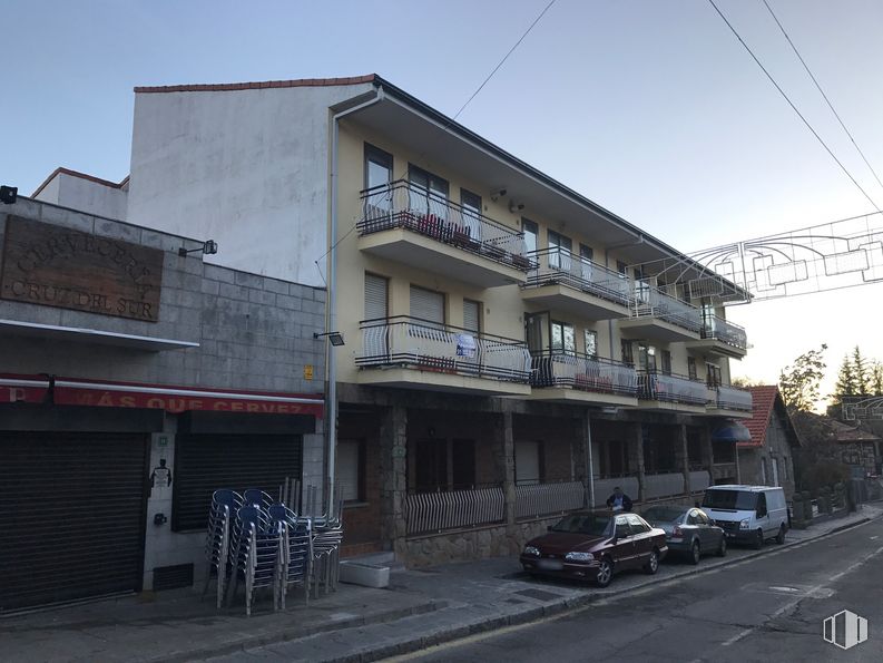 Retail for rent at Calle Mayor, 37, Cercedilla, Madrid, 28470 with car, building, sky, window, tire, urban design, wheel, vehicle, neighbourhood and residential area around