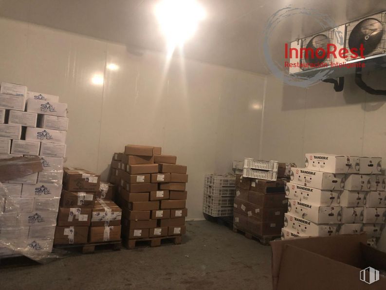 Retail for rent at Zona Arganda del Rey, Arganda del Rey, Madrid, 28500 with packaged goods, wood, flooring, wall, gas, hardwood, space, warehouse, shipping box and box around