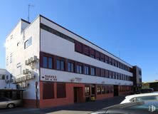 Office for rent at Calle Arboleda, 14-16, Puente de Vallecas, Madrid, 28031 with car, building, land vehicle, sky, window, vehicle, wheel, tire, house and commercial building around