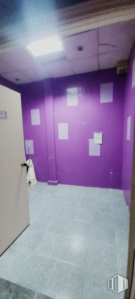 Retail for sale at Calle Lucero, La Latina, Madrid, 28047 with door, building, purple, interior design, violet, floor, wall, house, fixture and flooring around