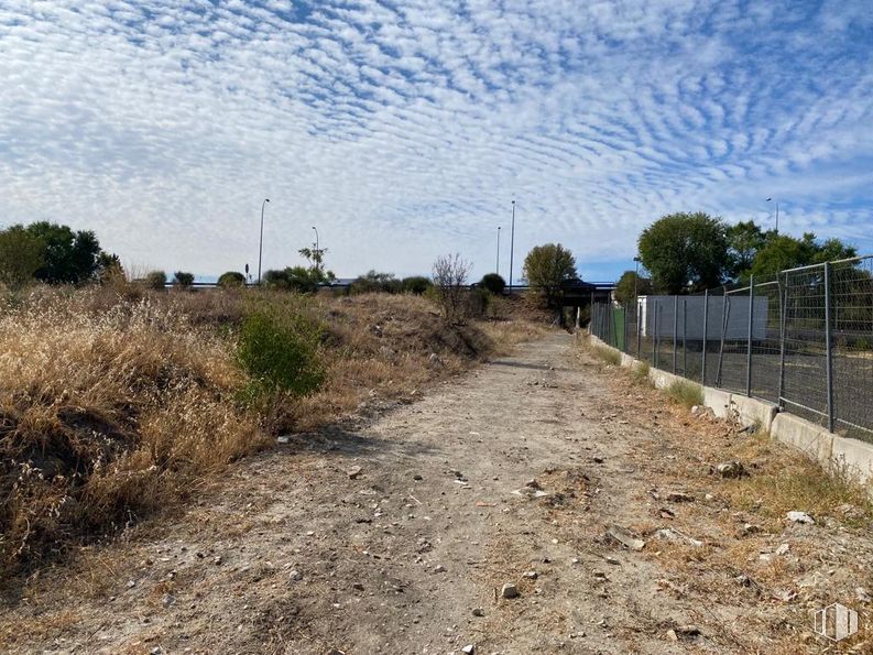 Land for sale at Calle Octubre, 238, San Blas - Canillejas, Madrid, 28022 with sky, wire fencing, land lot, plain, soil, trail, shrubland, mesh, chain-link fencing and fence around