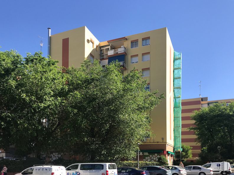 Local en venta en Calle de las Palmas, 48, Móstoles, Madrid, 28938 con edificio, cielo, coche, durante el día, propiedad, vehículo de motor, vehículo, ventana, árbol y planta alrededor