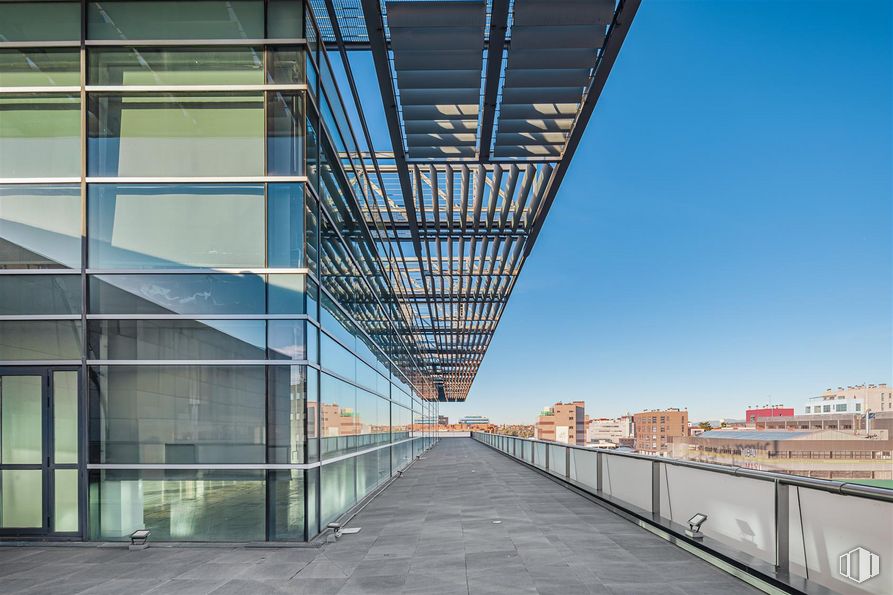 Oficina en alquiler en Edificio Bilma, Calle María Tubau, 9, Fuencarral - El Pardo, Madrid, 28050 con edificio, cielo, sombra, arquitectura, diseño urbano, ventana, simetría, fachada, ciudad y edificio comercial alrededor