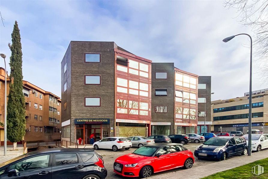 Oficina en alquiler y venta en Calle Puerto Leones, Majadahonda, Madrid, 28220 con coche, edificio, neumático, cielo, rueda, vehículo terrestre, vehículo, nube, ventana y diseño automovilístico alrededor