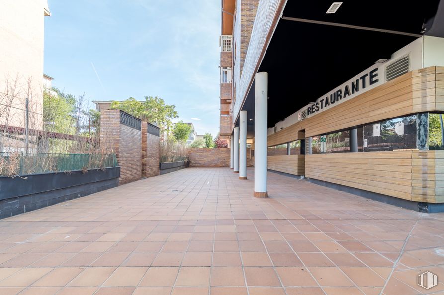 Local en alquiler en Calle Costa Verde, Collado Villalba, Madrid, 28400 con superficie de la carretera, cielo, asfalto, diseño urbano, árbol, acera, edificio, inmobiliario, ciudad y fachada alrededor