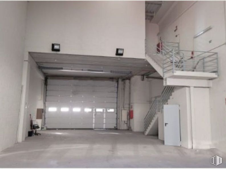 Industrial for sale at Calle Laguna del Marquesado, Villaverde, Madrid, 28021 with building, fixture, floor, flooring, gas, house, composite material, machine, ceiling and metal around