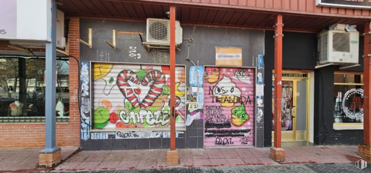 Retail for rent at Calle Retamosillo, 5, Toledo, 45007 with graffiti, art, wall, font, facade, brick, gas, door, road and city around