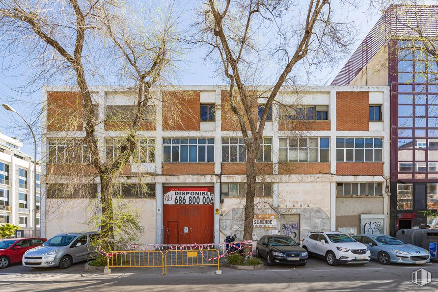 Nave en alquiler y venta en Calle Miguel Yuste, 33, San Blas - Canillejas, Madrid, 28037 con coche, edificio, ventana, rueda, vehículo terrestre, vehículo, neumático, propiedad, luz de estacionamiento y infraestructura alrededor