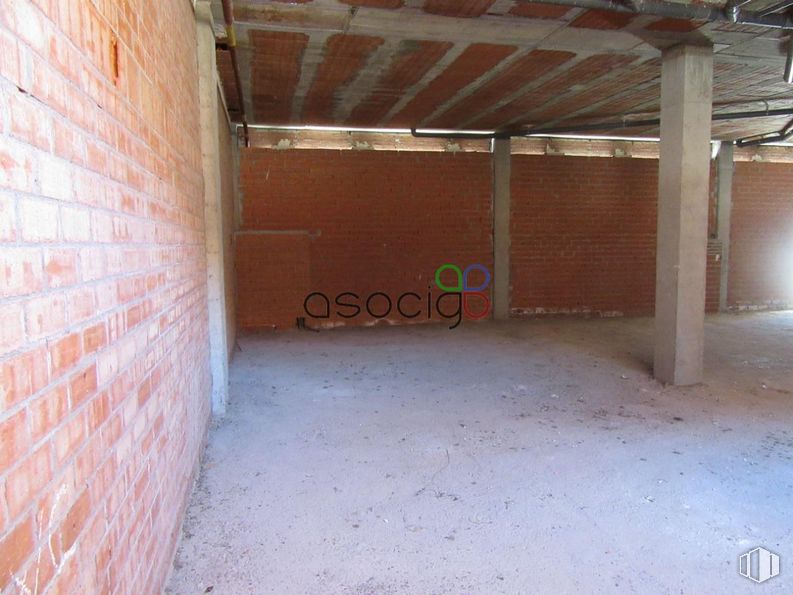 Local en venta en Zona La Paloma, Azuqueca de Henares, Guadalajara, 19200 con madera, albañilería, piso, suelo, ladrillo, pared, pasillo, material de construcción, material compuesto y accesorio alrededor