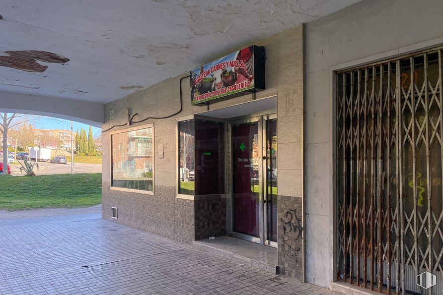 Local en alquiler en Calle Fernando Gabriel, 20, Ciudad Lineal, Madrid, 28017 con puerta, planta, edificio, arquitectura, árbol, línea, pared, accesorio, bienes raíces y fachada alrededor