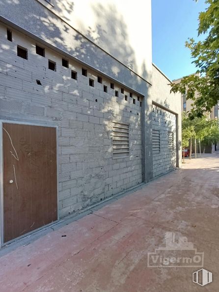 Local en alquiler y venta en Zona Soto de Henares, Torrejón de Ardoz, Madrid, 28850 con puerta, cielo, árbol, superficie de la carretera, madera, asfalto, ladrillo, albañilería, diseño urbano y fachada alrededor