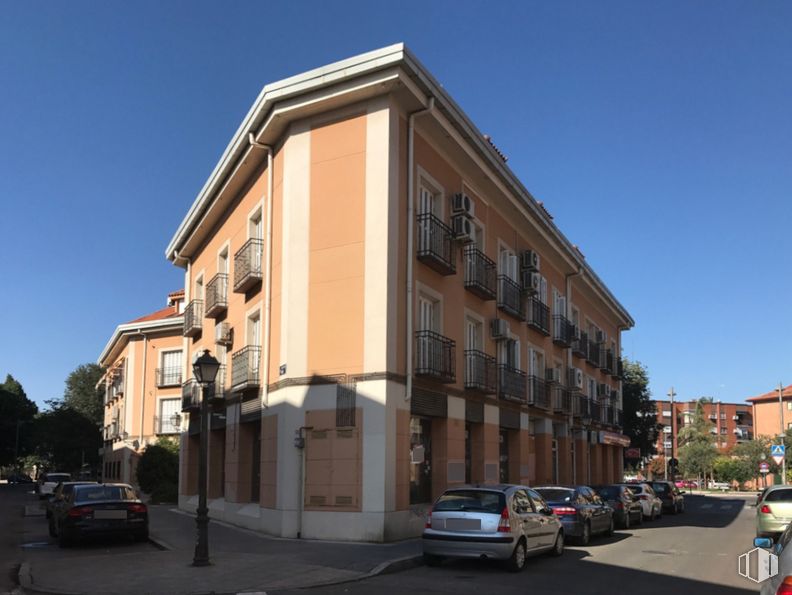 Oficina en alquiler en Calle Aves, 6, Aranjuez, Madrid, 28300 con coche, edificio, vehículo terrestre, cielo, ventana, vehículo, rueda, diseño urbano, área residencial y barrio alrededor