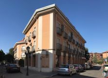 Retail for rent at Calle Aves, 6, Aranjuez, Madrid, 28300 with car, building, land vehicle, sky, window, vehicle, wheel, urban design, residential area and neighbourhood around