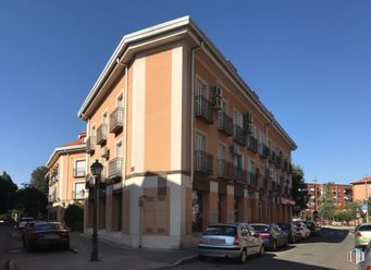 Oficina en alquiler en Calle Aves, 6, Aranjuez, Madrid, 28300 con coche, edificio, vehículo terrestre, cielo, ventana, vehículo, rueda, diseño urbano, área residencial y barrio alrededor