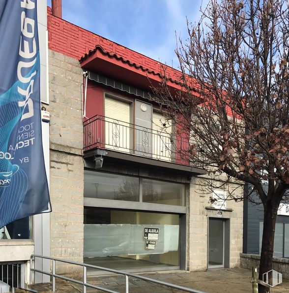 Retail for rent at Carretera San Rafael, Segovia, 40006 with building, daytime, property, window, blue, sky, cloud, architecture, tree and urban design around