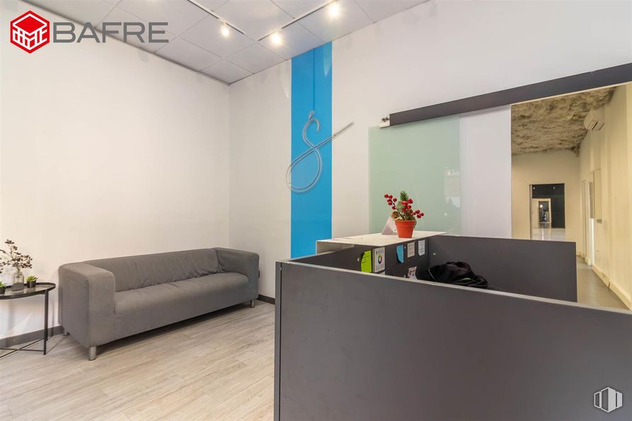 Retail for sale at Calle Isidra Jiménez, Usera, Madrid, 28026 with couch, loveseat, table, flooring, furniture, wall, interior design, floor, ceiling and lighting around