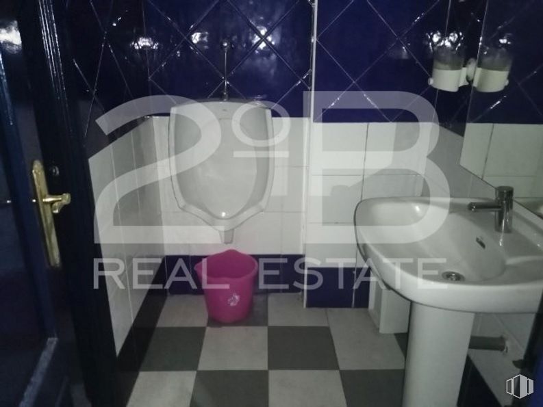 Retail for sale at Zona Eurovillas, Nuevo Baztán, Madrid, 28514 with tap, sink, property, plumbing fixture, bathroom sink, product, purple, toilet, interior design and architecture around