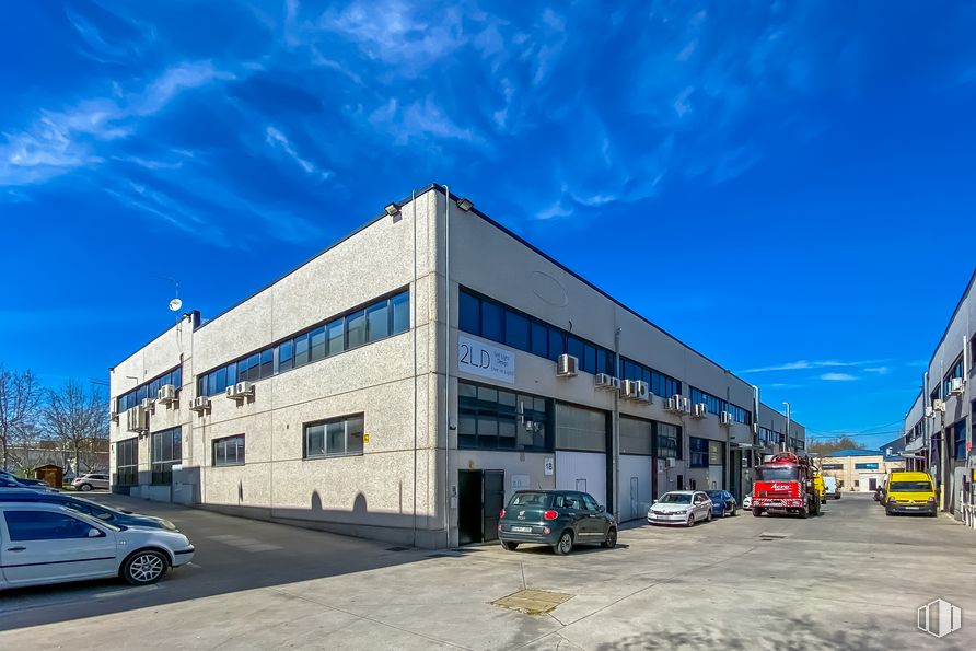 Nave en alquiler en Avenida Fuente Nueva, 5, San Sebastián de los Reyes, Madrid, 28703 con coche, edificio, cielo, nube, rueda, azul, vehículo, neumático, ventana y edificio comercial alrededor