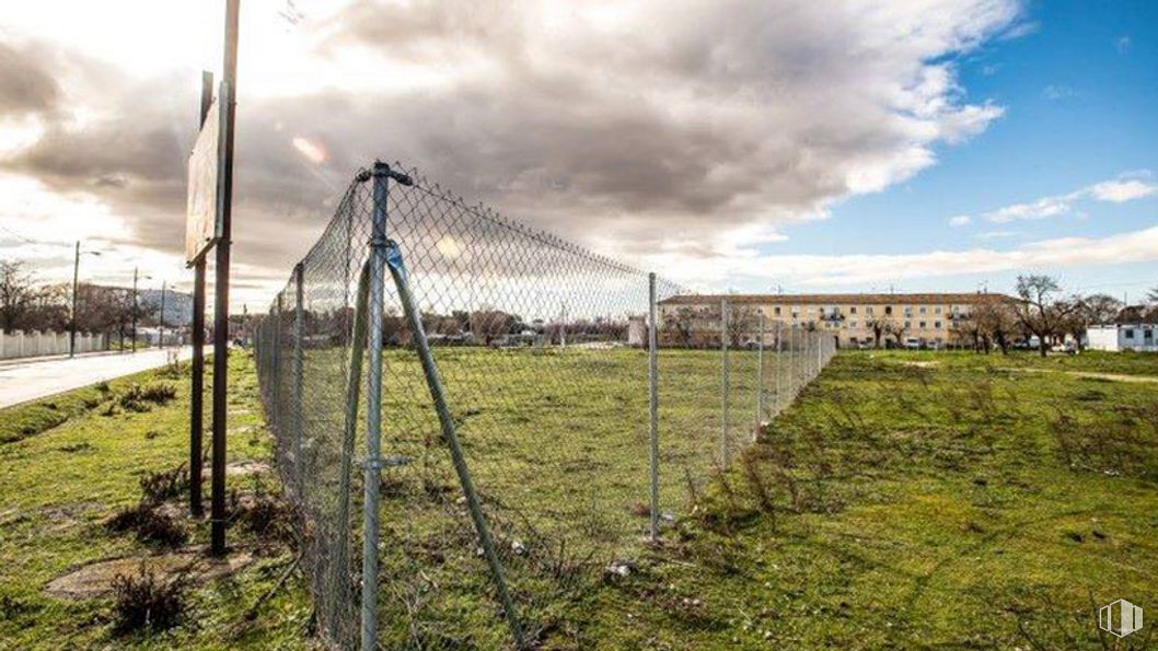 Land for sale at Avenida Aragón - Parcela T.3.5.402, 14, San Blas - Canillejas, Madrid, 28022 with cloud, sky, plant, ecoregion, tree, mesh, land lot, wire fencing, grass and grassland around