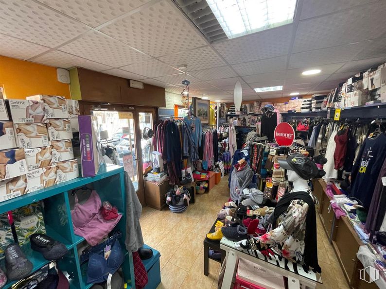 Local en venta en Centro, Moralzarzal, Madrid, 28411 con bolsa, venta al por menor, equipaje y bolsos, vaqueros, tienda outlet, equipaje, mercado, limpieza y estantería alrededor