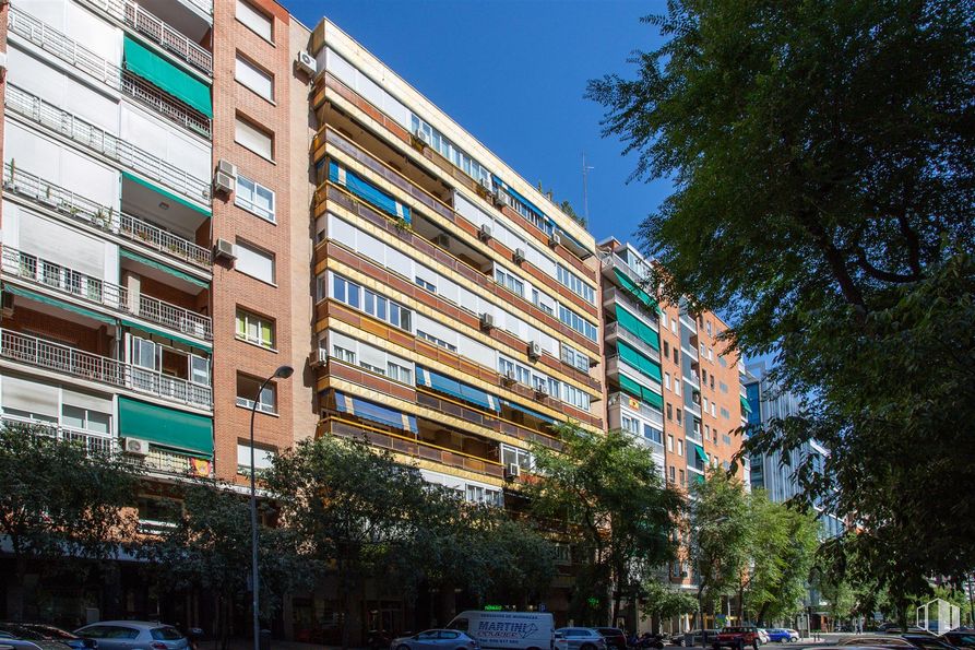 Oficina en alquiler en Zona Plaza Castilla, Tetuán, Madrid, 28020 con coche, edificio, cielo, durante el día, árbol, diseño urbano, condominio, bloque de pisos, inmobiliario y fachada alrededor