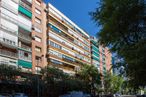 Oficina en alquiler en Zona Plaza Castilla, Tetuán, Madrid, 28020 con coche, edificio, cielo, durante el día, árbol, diseño urbano, condominio, bloque de pisos, inmobiliario y fachada alrededor