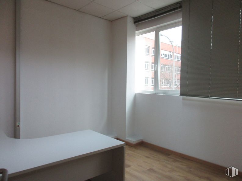 Office for rent at Calle Nestares, 20, Arganzuela, Madrid, 28045 with window blind, window, cabinetry, fixture, wood, shade, interior design, floor, flooring and material property around