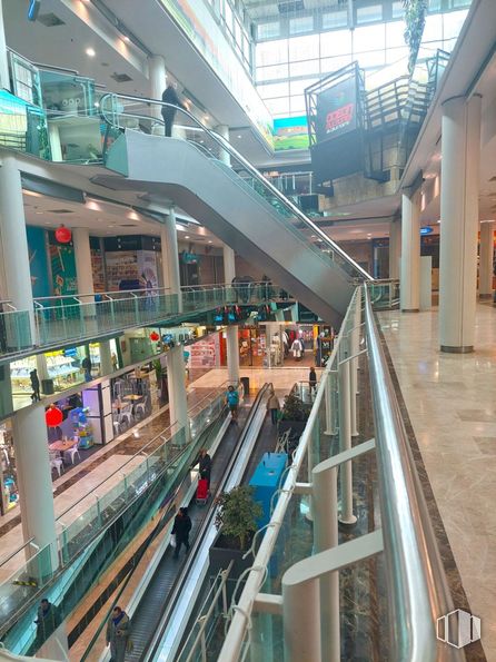 Retail for rent at C.C. Alcalá Norte, Calle Alcalá, 414, Ciudad Lineal, Madrid, 28027 with person, retail, shopping mall, commercial building, escalator, customer, glass, engineering, stairs and handrail around