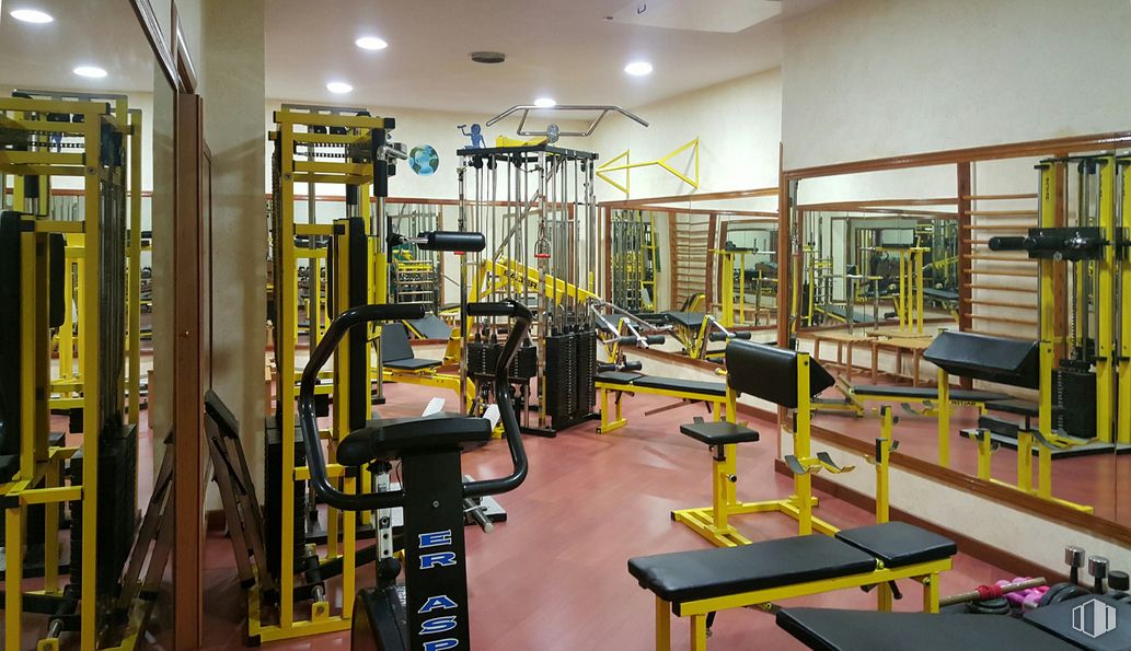 Retail for sale at Calle Guadalajara, 6, Móstoles, Madrid, 28938 with exercise machine, building, interior design, door, gym, exercise equipment, fixture, flooring, exercise and physical fitness around