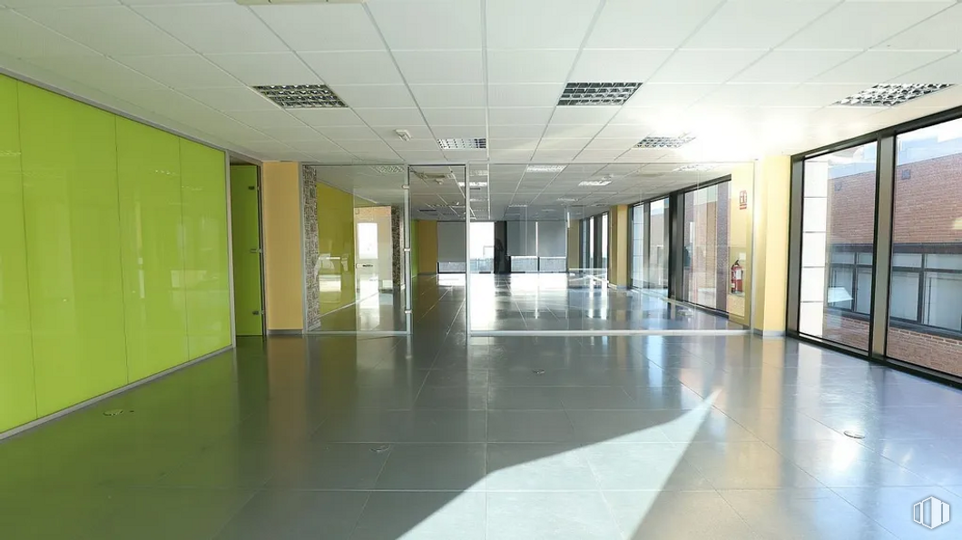 Office for rent at Calle Salvatierra, Fuencarral - El Pardo, Madrid, 28034 with fixture, flooring, building, door, floor, hall, ceiling, glass, commercial building and house around