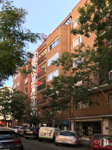 Office for rent at Calle General Oraá, Salamanca, Madrid, 28006 with car, window, building, urban area, city, neighbourhood, town, residential area, apartment and automotive parking light around