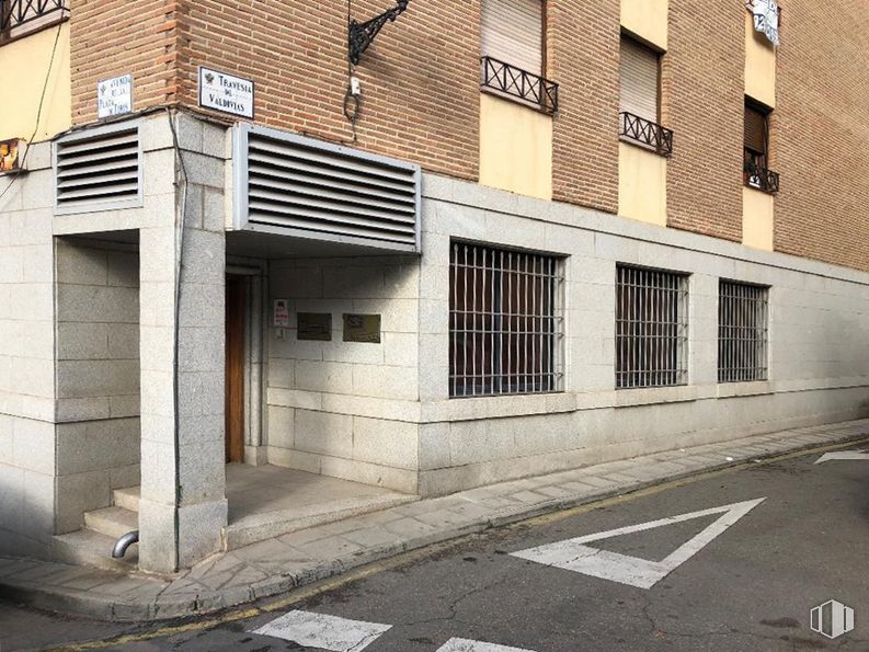 Retail for sale at Avenida Plaza de Toros, 12, Toledo, 45003 with window, building, property, road surface, urban design, asphalt, residential area, wood, material property and composite material around