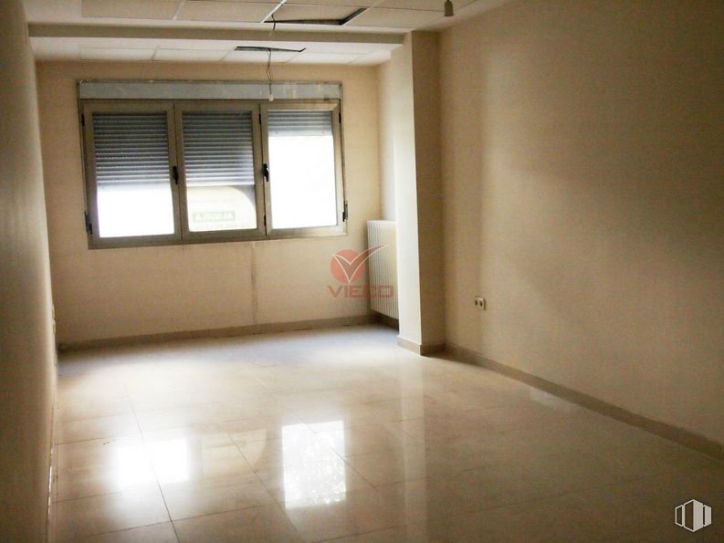 Office for rent at Calle Dalmacio García Izcara, Cuenca, 16004 with window, window blind, property, building, fixture, wood, house, hall, shade, flooring and wall around