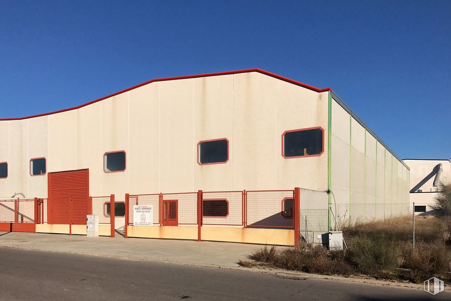 Industrial for sale at Polígono Torrehierro, Talavera de la Reina, Toledo, 45614 with building, sky, plant, fixture, window, material property, asphalt, facade, composite material and tints and shades around