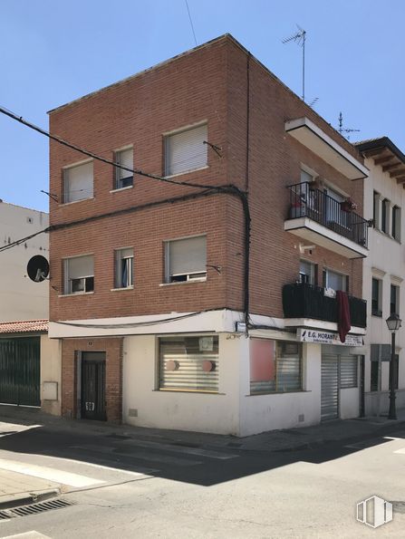 Local en venta en Casco Urbano, Villaviciosa de Odón, Madrid, 28670 con edificio, ventana, puerta, propiedad, cielo, diseño urbano, accesorio, condominio, fachada y madera alrededor