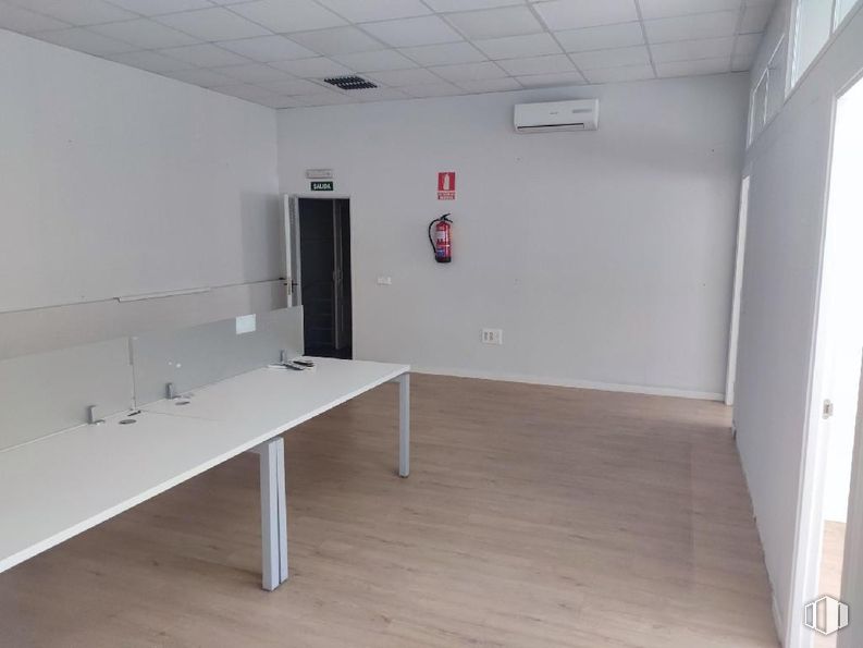 Nave en venta en Calle Laguna del Marquesado, 36, Villaverde, Madrid, 28021 con mesa, suelos, suelo, pared, interiorismo, techo, material compuesto, vidrio, suelos de madera y suelo laminado alrededor