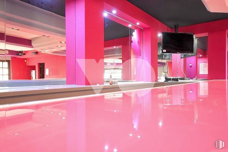 Retail for rent at Zona Renfe, El Escorial, Madrid, 28280 with television, lighting, building, purple, interior design, architecture, house, pink, flooring and floor around