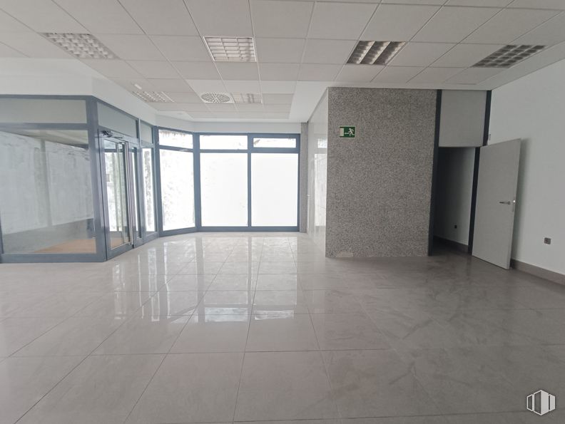 Retail for rent at Zona Rivas Futura, Rivas-Vaciamadrid, Madrid, 28529 with door, flooring, floor, interior design, composite material, ceiling, glass, tile flooring, grey and tile around