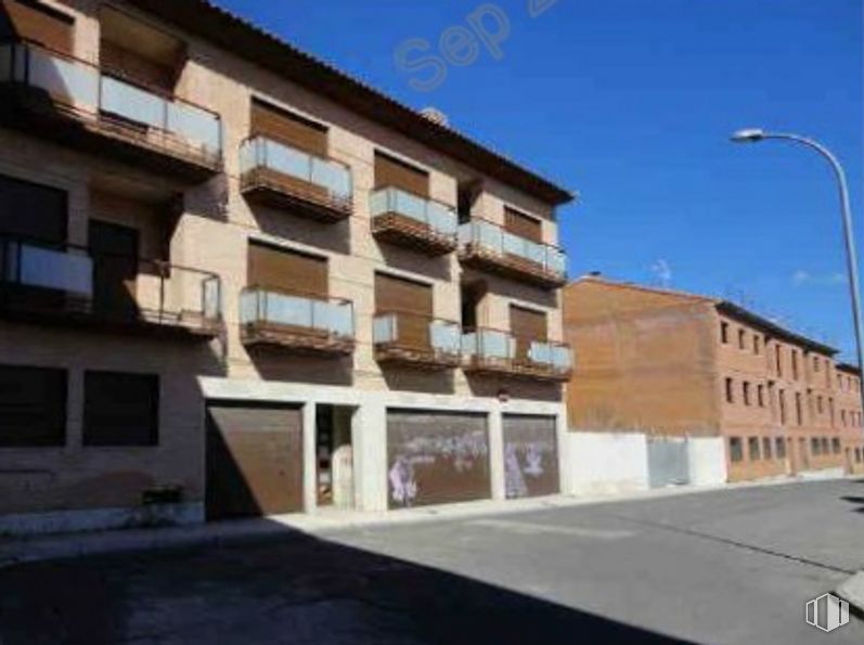 Retail for sale at Calle Carlos I, Fuensalida, Toledo, 45510 with building, window, street light, sky, property, asphalt, fixture, urban design, house and residential area around