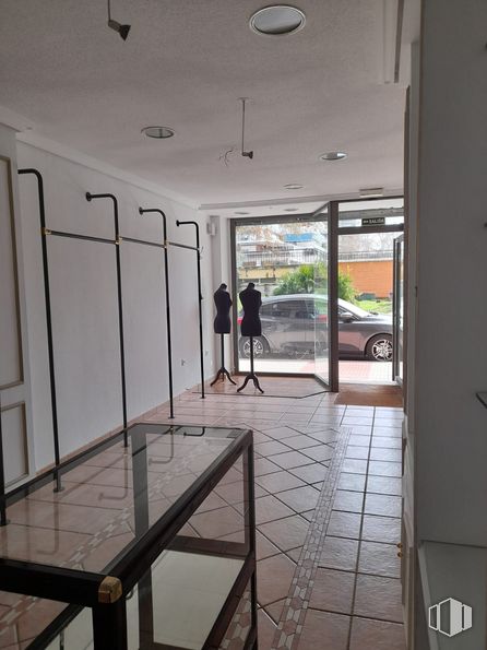 Local en alquiler en Avenida Lisboa, 8, Alcorcón, Madrid, 28924 con persona, lámpara, coche, mesa, accesorio, planta, interiorismo, suelo, suelos y hall alrededor