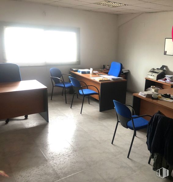 Industrial for sale & for rent at Zona industrial, Villaluenga de la Sagra, Toledo, 45520 with desk, chair, table, furniture, interior design, floor, fixture, flooring, wood and window around