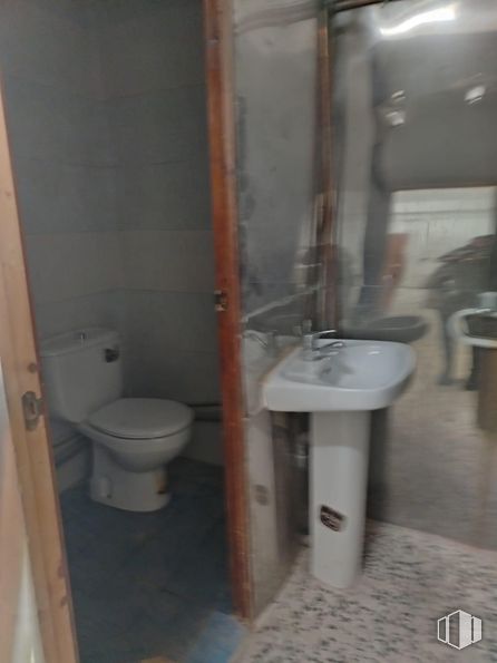 Retail for rent at Avenida Chaparral, San Sebastián de los Reyes, Madrid, 28700 with toilet, sink, toilet seat, floor, plumbing fixture, flooring, plumbing, door, bathroom and tile around