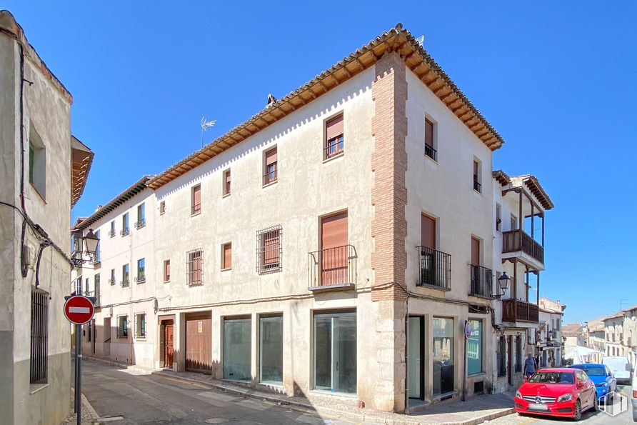 Retail for rent at Calle Benito Hortelano, 5, Chinchón, Madrid, 28370 with car, building, sky, window, tire, wheel, house, urban design, vehicle and neighbourhood around